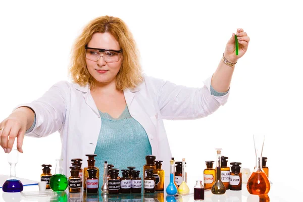 Estudiante de química femenina con frasco de prueba de cristalería. — Foto de Stock