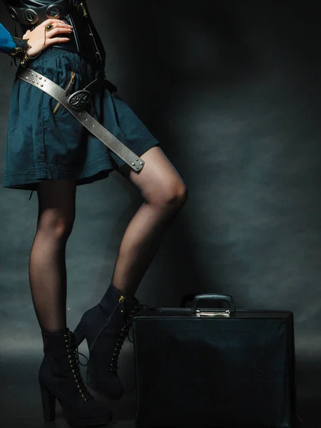 Steampunk flicka med retro väska. — Stockfoto