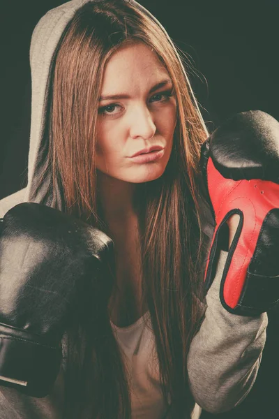 Kvinna slitage hoodie och boxer handskar. — Stockfoto