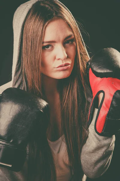 Frau trägt Kapuzenpullover und Boxerhandschuhe. — Stockfoto