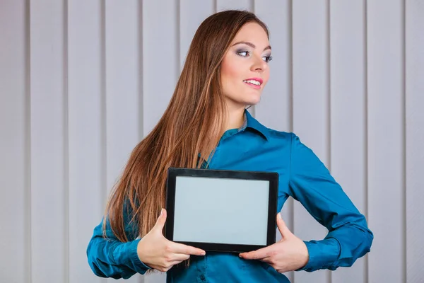 Jovem trabalhador de escritório segurar tablet PC . — Fotografia de Stock