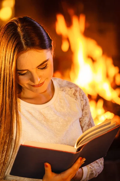 Livre de lecture femme à la cheminée. Maison d'hiver relax — Photo