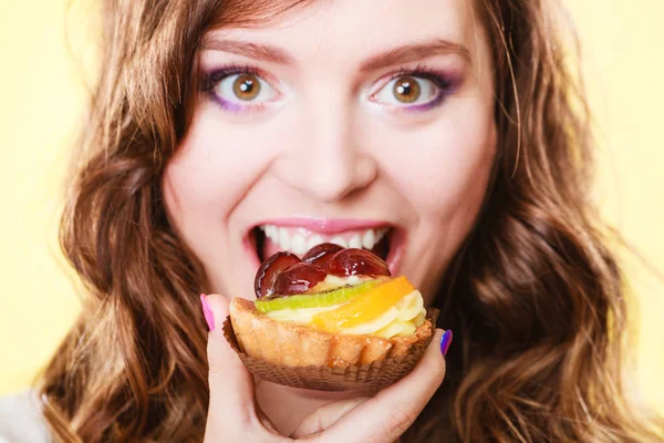 Närbild kvinna ansikte och frukt kaka — Stockfoto