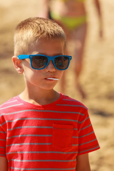 Enfant avec nourriture sucrée en plein air . — Photo