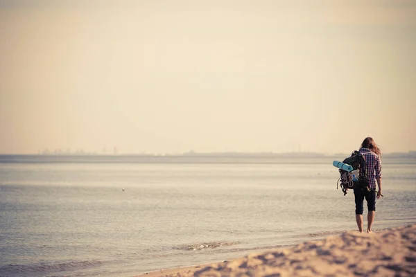 男子徒步旅行者背包流浪海边 — 图库照片