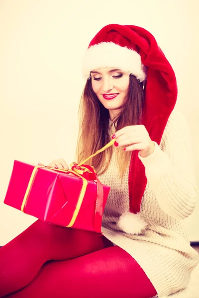 Caixa de presente de embrulho de mulher. Tempo de Natal — Fotografia de Stock