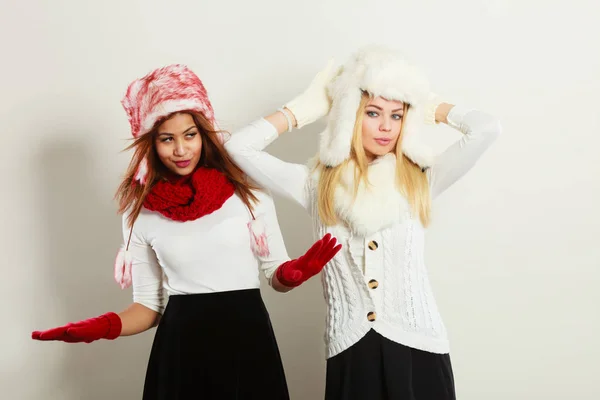 Dwie dziewczyny z ubranie zimowe. — Zdjęcie stockowe