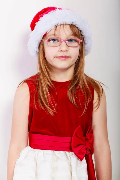 Kleines Mädchen sieht aus wie Weihnachtselfe. — Stockfoto