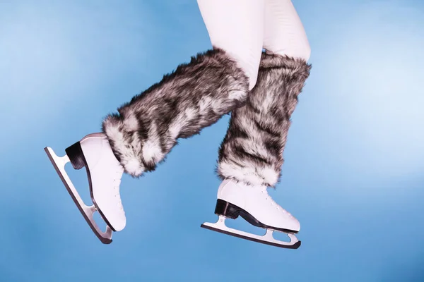 Ноги женщины в меховых носках, катание на коньках — стоковое фото