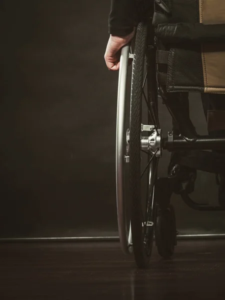 Behinderter sitzt im Rollstuhl. — Stockfoto