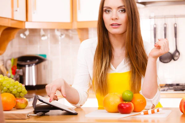 Mulher dona de casa na cozinha usando tablet — Fotografia de Stock