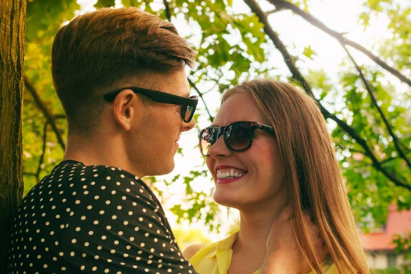 Usmívající se pár v parku — Stock fotografie