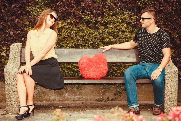 Pareja joven sentada en el banco . —  Fotos de Stock