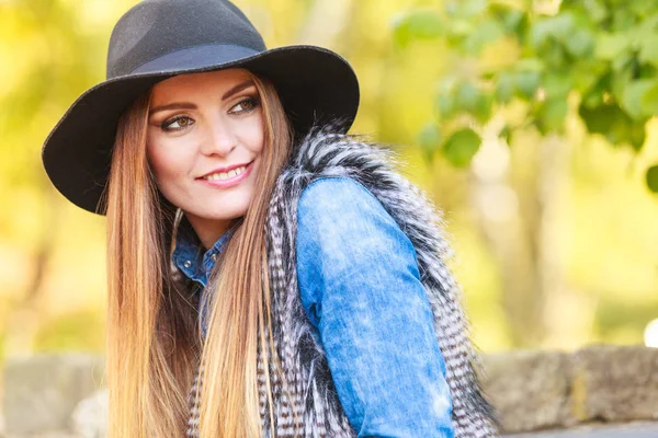 Pretty girl in park — Stock Photo, Image