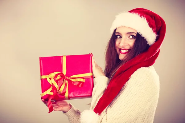 Donna con in mano una scatola regalo. Tempo di Natale — Foto Stock