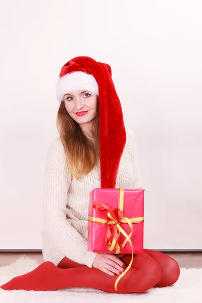 Mujer sosteniendo caja de regalo. Tiempo de Navidad —  Fotos de Stock