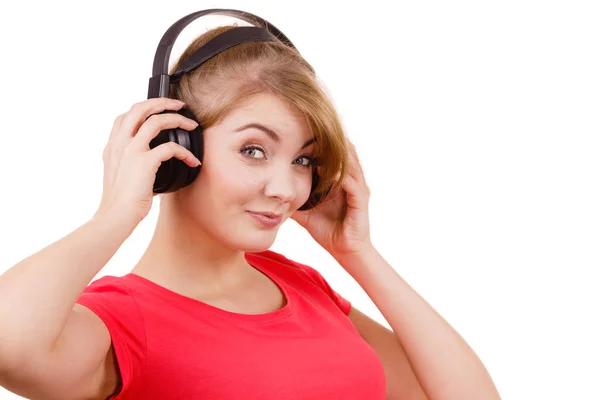 Vrouw in grote koptelefoon luisteren muziek geïsoleerd — Stockfoto