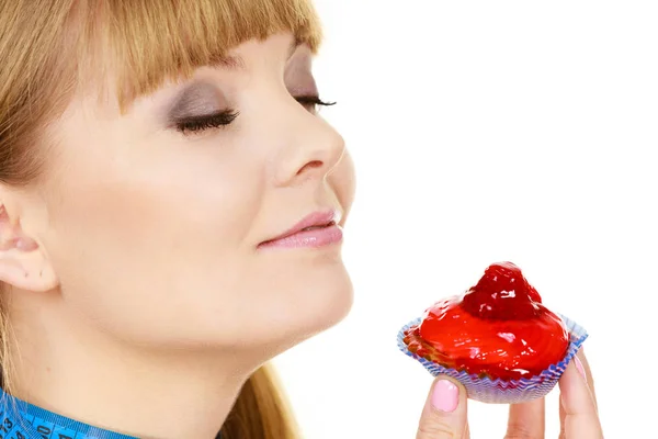 Mujer sostiene cupcake tratando de resistir la tentación —  Fotos de Stock