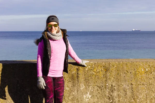 Frau ruht sich nach Sport im Freien an kalten Tagen aus — Stockfoto