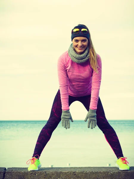Kadın fitness spor kız soğuk havalarda açık eğitim — Stok fotoğraf