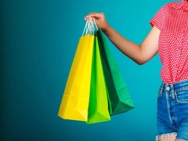 Bolsas de compras coloridas en mano femenina. Venta al por menor —  Fotos de Stock