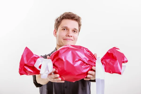 Homem com grandes doces vermelhos . — Fotografia de Stock