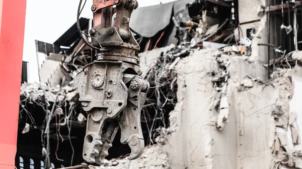 Building demolition by machinery for new construction. — Stock Photo, Image