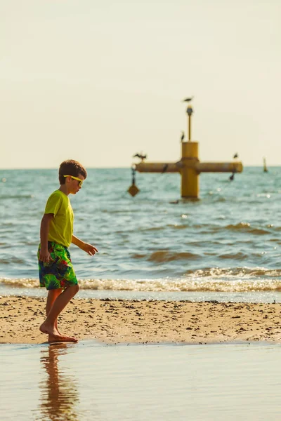 Kumsalda yürüyen çocuk. — Stok fotoğraf
