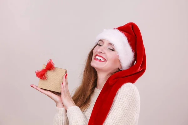 Chica de Navidad con pequeño regalo . —  Fotos de Stock