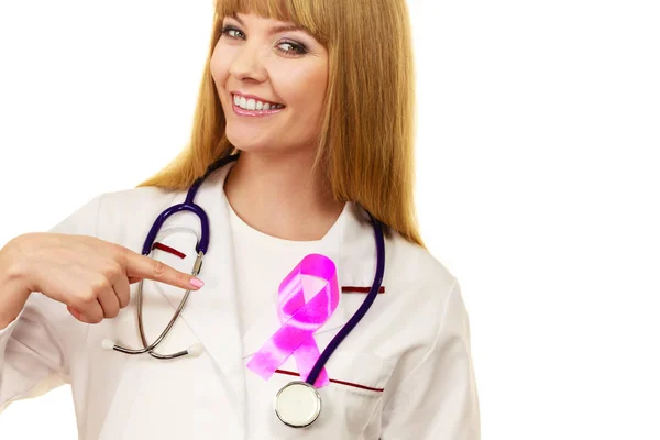 Medico donna con nastro rosa ausili simbolo — Foto Stock