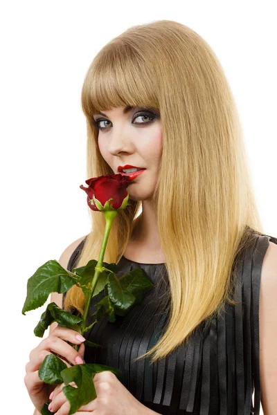 Красивая молодая леди с красной розой . — стоковое фото