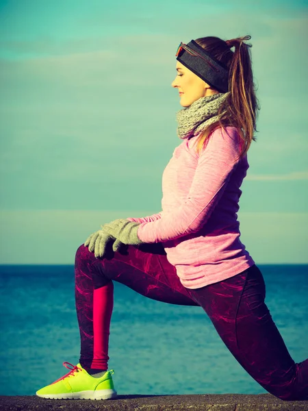 Žena fitness sportovní dívka trénink venku v chladném počasí — Stock fotografie