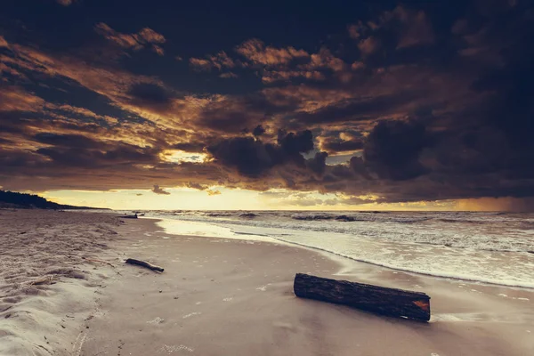 美しい夕日と海とビーチの上の雲 — ストック写真