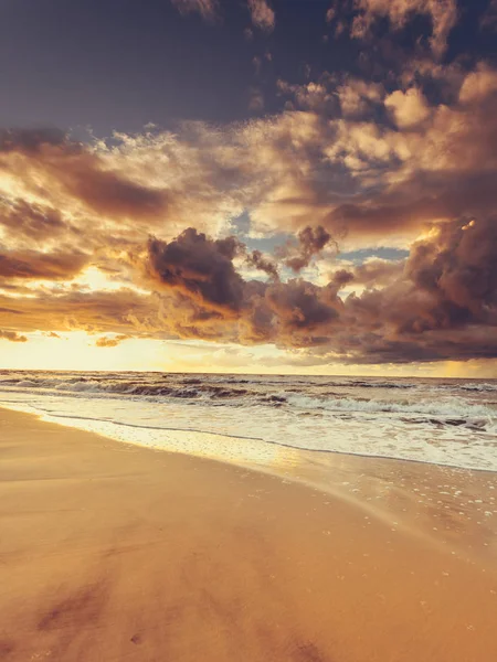 Schöner Sonnenuntergang mit Wolken über Meer und Strand — Stockfoto