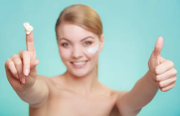 Vrouw aanbrengen crème op haar huid gezicht. — Stockfoto