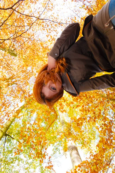 Chica divirtiéndose en el bosque . — Foto de Stock