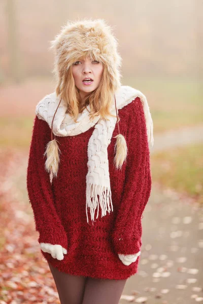 Ritratto di bella donna di moda in pelliccia cappello invernale — Foto Stock