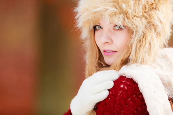 Retrato de mujer de moda bonita en sombrero de invierno de piel —  Fotos de Stock