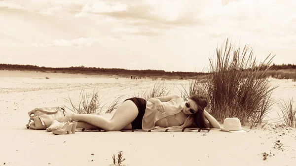 Vrouw rusten op strand. — Stockfoto