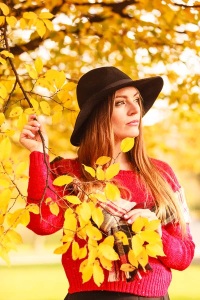 Charmante femme marchant dans le parc automnal — Photo