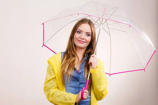 Vrouw dragen van waterdichte jas onder paraplu — Stockfoto