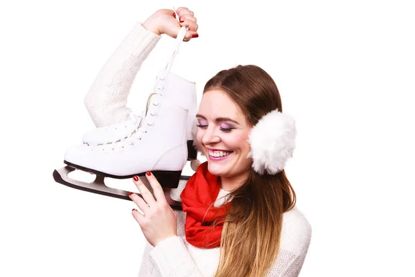 笑顔女性とともにアイススケート — ストック写真