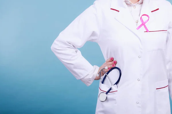Fita rosa com estetoscópio em uniforme médico . — Fotografia de Stock