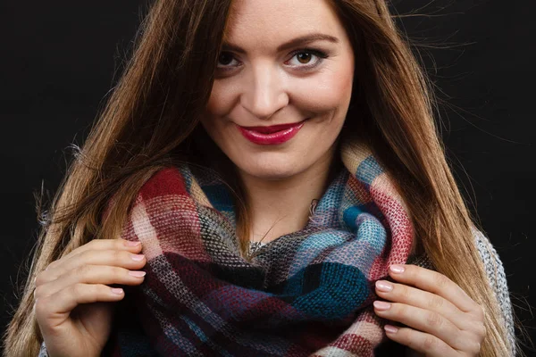 Ragazza sorridente indossa calda sciarpa di legno — Foto Stock