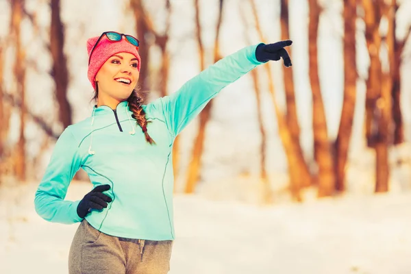 Lady dando un paseo matutino en invierno . —  Fotos de Stock