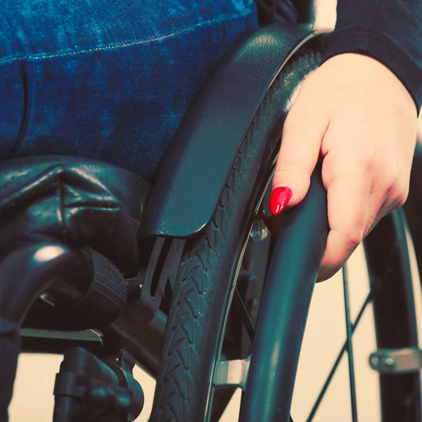 Persona seduta sulla sedia a rotelle . — Foto Stock