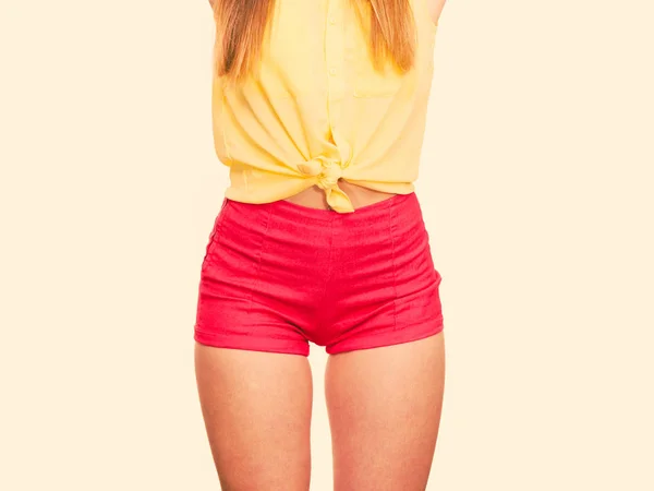 Slim ragazza indossa pantaloncini rossi estivi . — Foto Stock