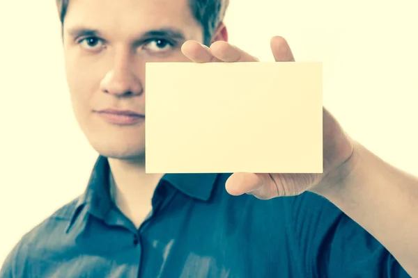 Jonge man met stukje papier. — Stockfoto