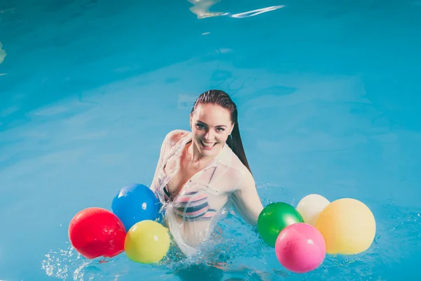 Mulher feliz na água se divertindo com balões — Fotografia de Stock