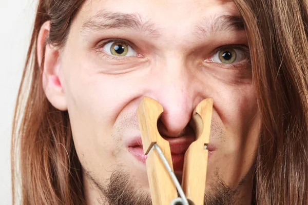Człowiek z clothespin na nos — Zdjęcie stockowe